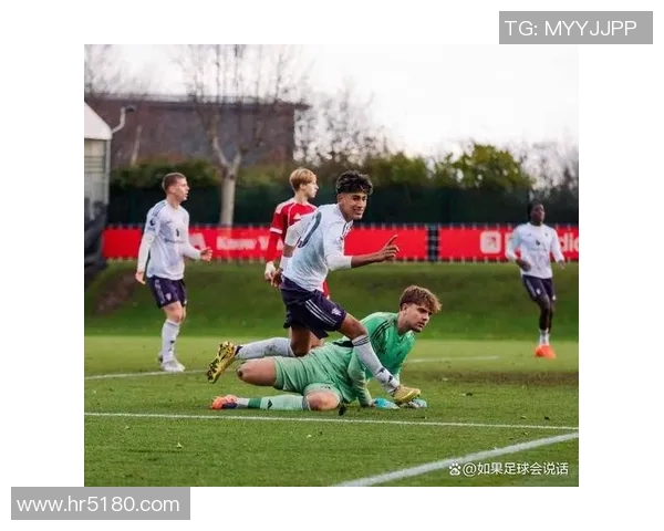 小孩欢呼点名足球明星梦想成真引发全场热烈反响